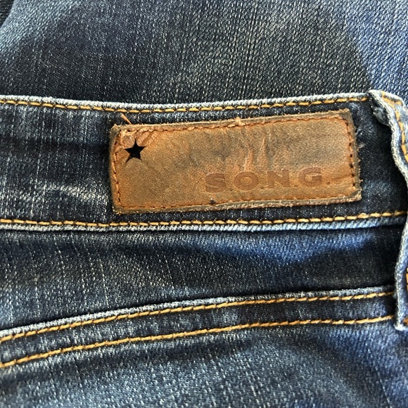 S.O.N.G. Women’s Size 25 - Medium Wash Distressed Skinny Jeans: Excellent! - Picture 9 of 9